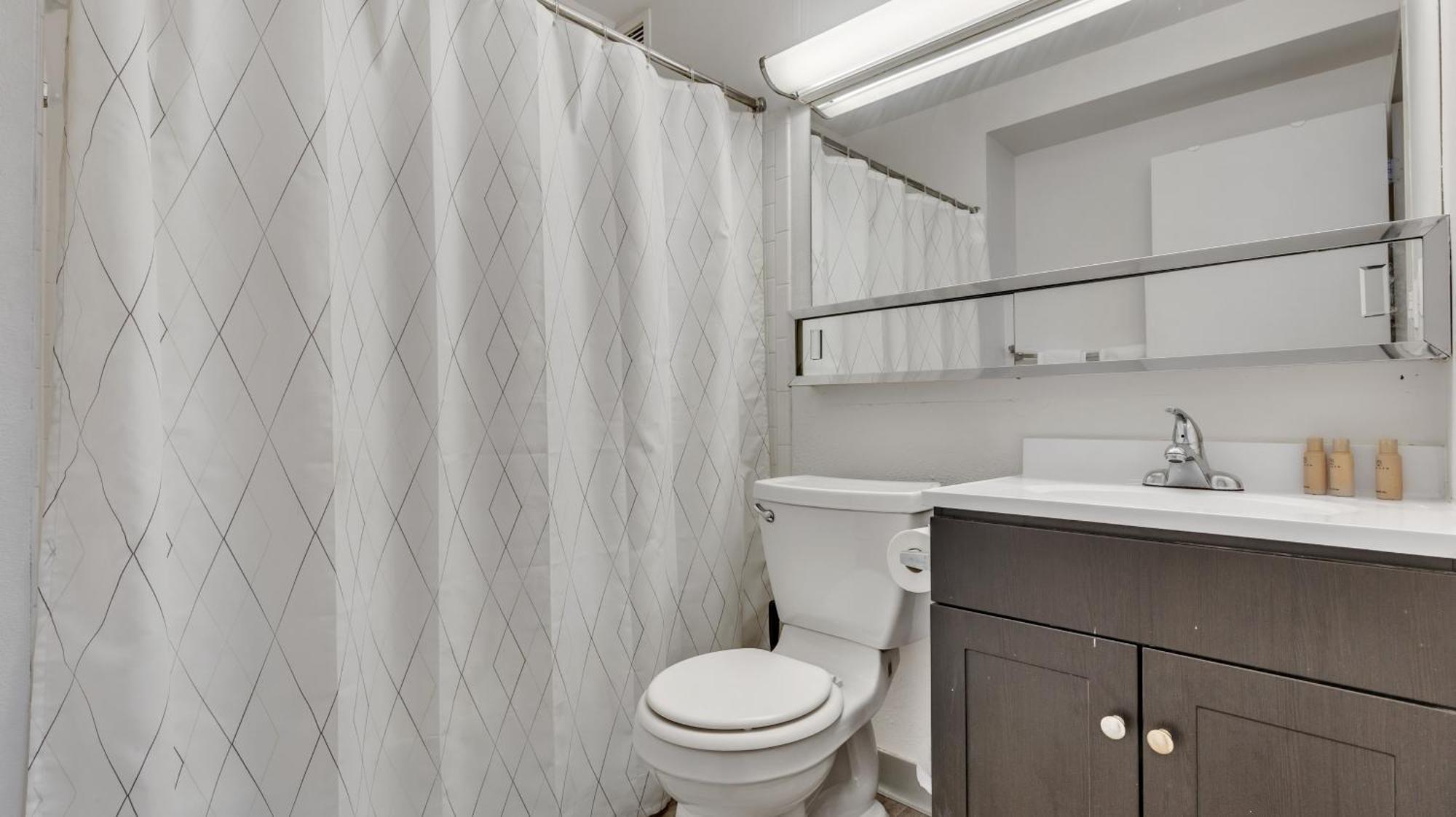 Pp 1801 Modern Corporate 2br, Pool, Gym Apartment